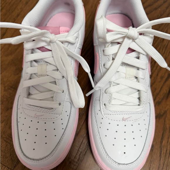 Nike Kids White and Light Pink Low-Top Sneakers - Picture 3 of 5